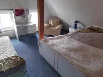 Łóżko lub łóżka w pokoju w obiekcie DOM W SUDETACH