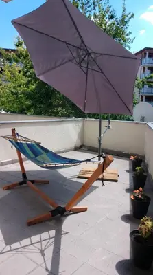 Patio lub wspólna przestrzeń na świeżym powietrzu w obiekcie Apartament Zalesie z tarasem