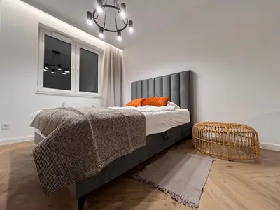 Łóżko lub łóżka w pokoju w obiekcie Gold Sleep apartament we Wrocławiu z prywatnym jacuzzi i dużym łóżkiem