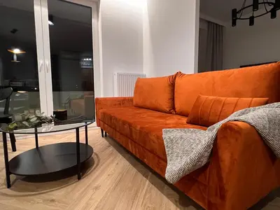 Część wypoczynkowa w obiekcie Gold Sleep apartament we Wrocławiu z prywatnym jacuzzi i dużym łóżkiem