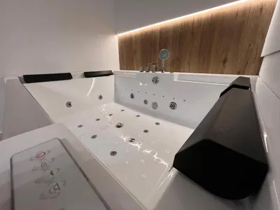 Łazienka w obiekcie Gold Sleep apartament we Wrocławiu z prywatnym jacuzzi i dużym łóżkiem