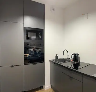 Kuchnia lub aneks kuchenny w obiekcie Gold Sleep apartament we Wrocławiu z prywatnym jacuzzi i dużym łóżkiem