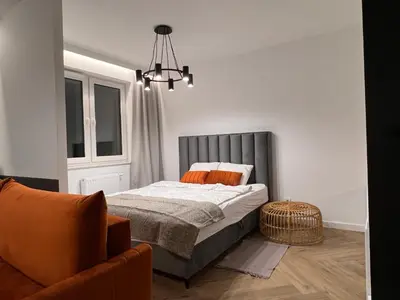 Łóżko lub łóżka w pokoju w obiekcie Gold Sleep apartament we Wrocławiu z prywatnym jacuzzi i dużym łóżkiem