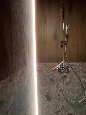 Plan piętra w obiekcie Gold Sleep apartament we Wrocławiu z prywatnym jacuzzi i dużym łóżkiem