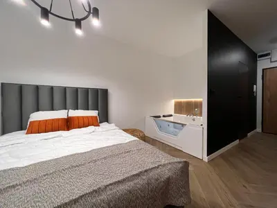 Łóżko lub łóżka w pokoju w obiekcie Gold Sleep apartament we Wrocławiu z prywatnym jacuzzi i dużym łóżkiem