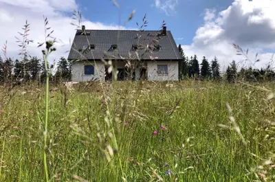 Budynek, w którym mieści się apartament