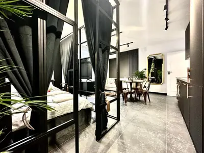Łóżko lub łóżka w pokoju w obiekcie GOLDEN Apartment ~ 1000m Main Square ~ Self Check-In 24h