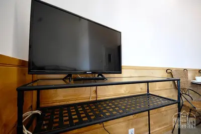 Telewizja i/lub zestaw kina domowego w obiekcie Pokoje Turystyczne przy Parku Szwedzkim