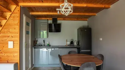 Kuchnia lub aneks kuchenny w obiekcie Domki Nad Stawami z Jacuzzi i Sauną 1