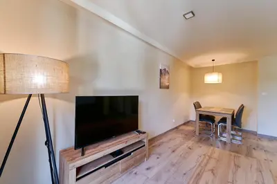 Telewizja i/lub zestaw kina domowego w obiekcie LAGUNA Villa Fonte 16 z garażem