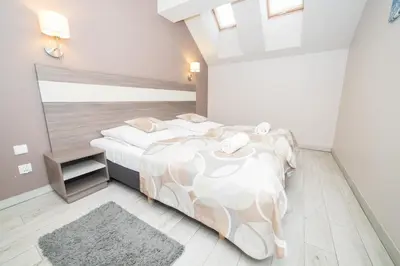 Łóżko lub łóżka w pokoju w obiekcie VacationClub - Tignes Apartament 31