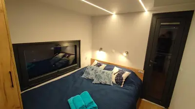 Łóżko lub łóżka w pokoju w obiekcie Houseboat Water King apartament pływający dom na wodzie łódź Hausboot 7 os