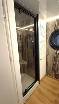 Łazienka w obiekcie Houseboat Water King apartament pływający dom na wodzie łódź Hausboot 7 os