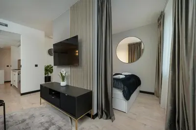 Telewizja i/lub zestaw kina domowego w obiekcie Wroclavia Apartments Dyrekcyjna by Noclegi Renters