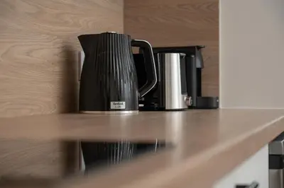 Zestaw do parzenia kawy i herbaty w obiekcie Wroclavia Apartments Dyrekcyjna by Noclegi Renters