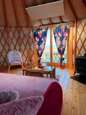 Część wypoczynkowa w obiekcie Glamping Niebiańska Osada Jurty Dolnośląskie