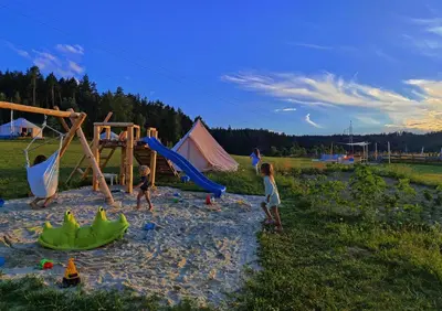 Plac zabaw dla dzieci w obiekcie Glamping Niebiańska Osada Jurty Dolnośląskie