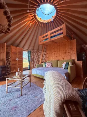 Część wypoczynkowa w obiekcie Glamping Niebiańska Osada Jurty Dolnośląskie