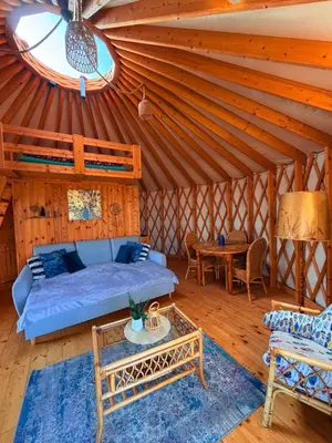 Łóżko lub łóżka w pokoju w obiekcie Glamping Niebiańska Osada Jurty Dolnośląskie