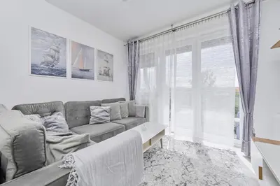 Część wypoczynkowa w obiekcie Spacious Apartment suitable for Remote Work with Balcony & Parking by Noclegi Renters