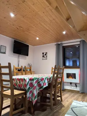 Telewizja i/lub zestaw kina domowego w obiekcie Domek Pod Skałkami
