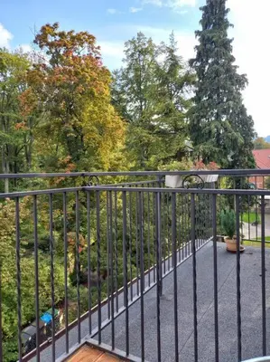 Ogród w obiekcie Przytulny Apartament z Balkonem