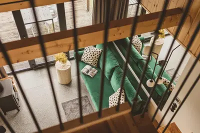Część wypoczynkowa w obiekcie WymarzONE domki- z prywatnymi jacuzzi i kominkiem