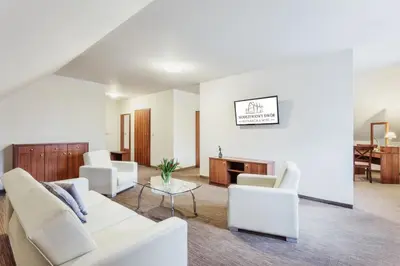Część wypoczynkowa w obiekcie Hotel Modrzewiowy Dwór