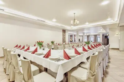 Restauracja lub miejsce do jedzenia w obiekcie Hotel Modrzewiowy Dwór