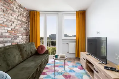 Telewizja i/lub zestaw kina domowego w obiekcie Stylish Apartment near Wroclavia for 4 Guests by Noclegi Renters