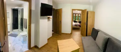 Telewizja i/lub zestaw kina domowego w obiekcie Mountain View Guest Rooms
