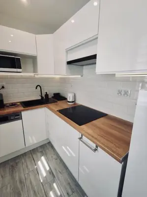 Kuchnia lub aneks kuchenny w obiekcie Apartament Poniatowskiego z parkingiem