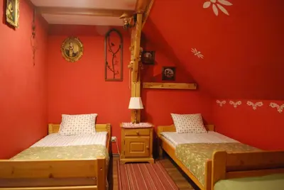 Łóżko lub łóżka w pokoju w obiekcie Pod Lasem