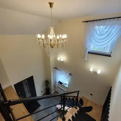 Telewizja i/lub zestaw kina domowego w obiekcie Pokoje Gościnne Baśniowy Dom Radków - Góry Stołowe