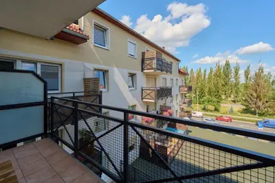 Balkon lub taras w obiekcie Peaceful Wrocław Apartment for 4 Guests with Balcony by Noclegi Renters