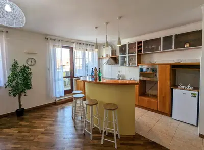 Kuchnia lub aneks kuchenny w obiekcie 3-Bedroom Apt in Town Square