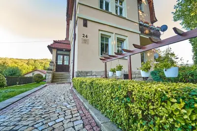 Ogród w obiekcie Marel-Apartament w parku Emma 6A Polanica Zdrój