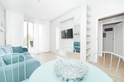 Telewizja i/lub zestaw kina domowego w obiekcie Apartament Pełen Wdzięku z balkonem