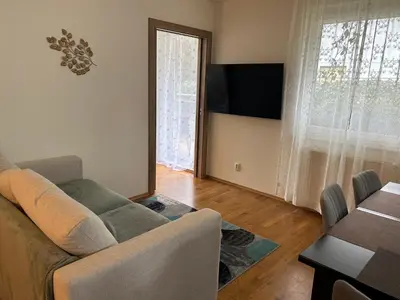 Telewizja i/lub zestaw kina domowego w obiekcie Quiet enclave near the airport