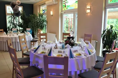 Restauracja lub miejsce do jedzenia w obiekcie Hotel Zielony & OW Borowik & Pensjonat Manhattan - Centrum Rekreacji i Wypoczynku GASTROTUR