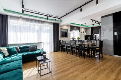 Kuchnia lub aneks kuchenny w obiekcie HouseCube, Bar , prywatne Kino, Bilard , Luxus