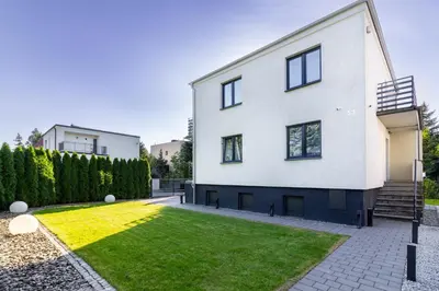 Budynek, w którym mieści się willa