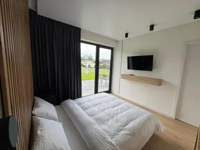 Telewizja i/lub zestaw kina domowego w obiekcie Apartamenty Parkowa - Kamień Śląski
