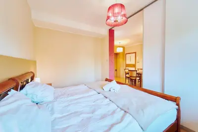 Łóżko lub łóżka w pokoju w obiekcie Apartament Rubinowy sauna Polanica Zdrój