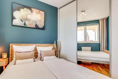 Łóżko lub łóżka w pokoju w obiekcie RentPlanet - Apartament Wszystkich Świętych