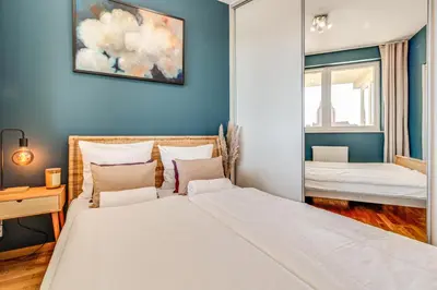 Łóżko lub łóżka w pokoju w obiekcie RentPlanet - Apartament Wszystkich Świętych