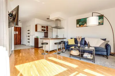 Kuchnia lub aneks kuchenny w obiekcie RentPlanet - Apartament Wszystkich Świętych