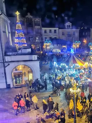 Goście zatrzymujący się w obiekcie Rynek 23 LUX, apartament z widokiem na ratusz , parking free pod domem