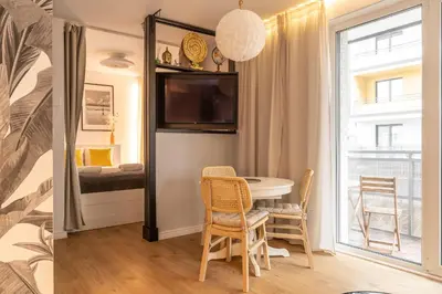Telewizja i/lub zestaw kina domowego w obiekcie RentPlanet - Apartamenty Długa