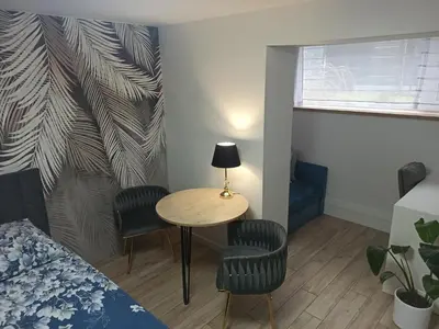 Część wypoczynkowa w obiekcie Urban Palace bezpłatne miejsce postojowe